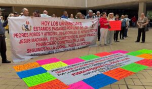 Jubilados de la UAS protestan en Palacio de Gobierno; exigen audiencia con Graciela Domínguez