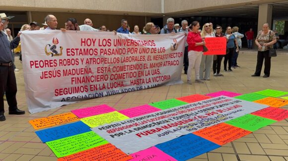 Jubilados de la UAS protestan en Palacio de Gobierno; exigen audiencia con Graciela Domínguez