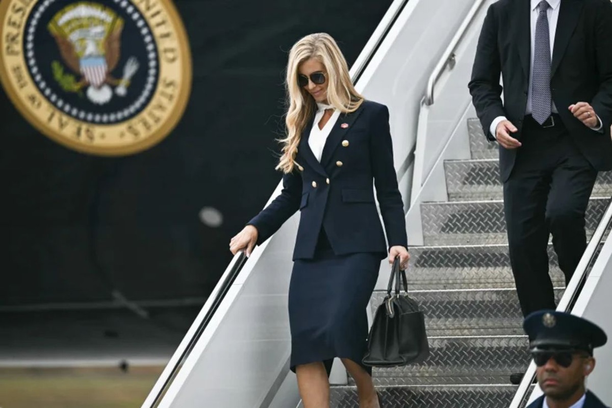 Katie Zacharia bajando del avión Air Force One