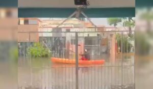 ¡El Toreo se inunda y hasta en kayak circulan por sus calles en Mazatlán, Sinaloa! Preocupa por riesgo de electrocutados al cruzar