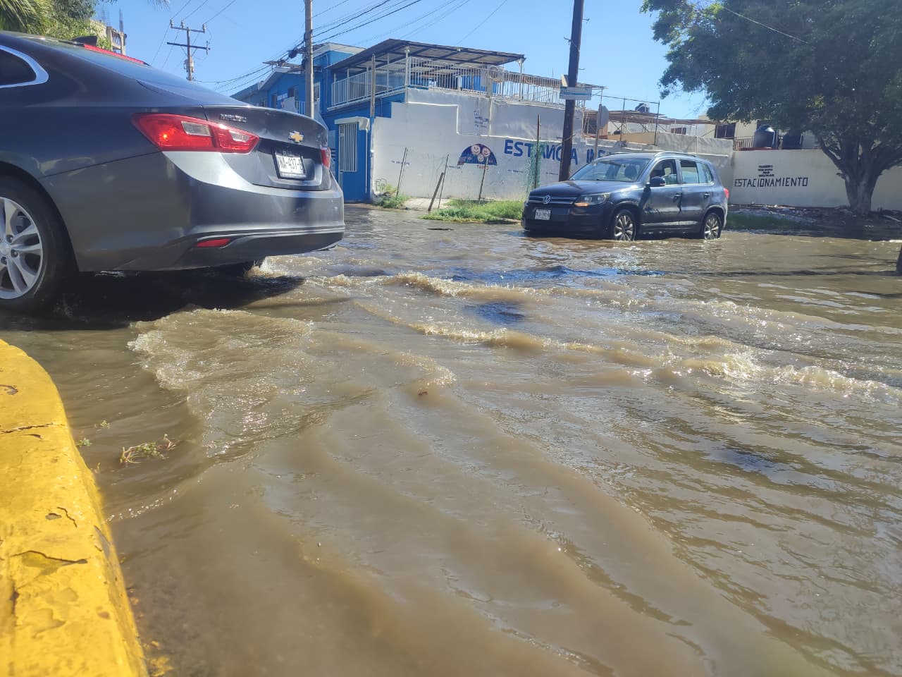 Laguna del Camarón en Mazatlán se desborda