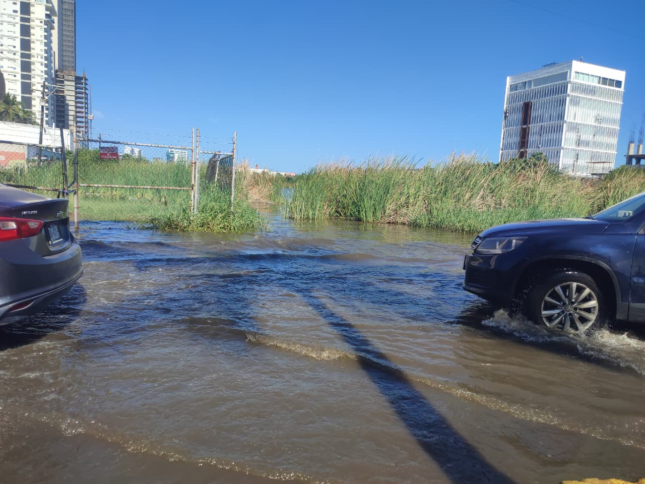 Laguna del Camarón en Mazatlán se desborda