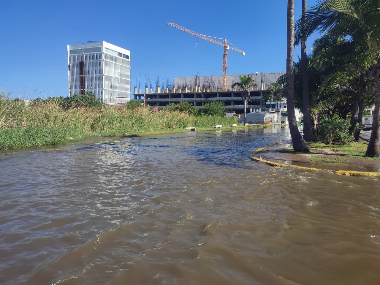 Laguna del Camarón en Mazatlán se desborda