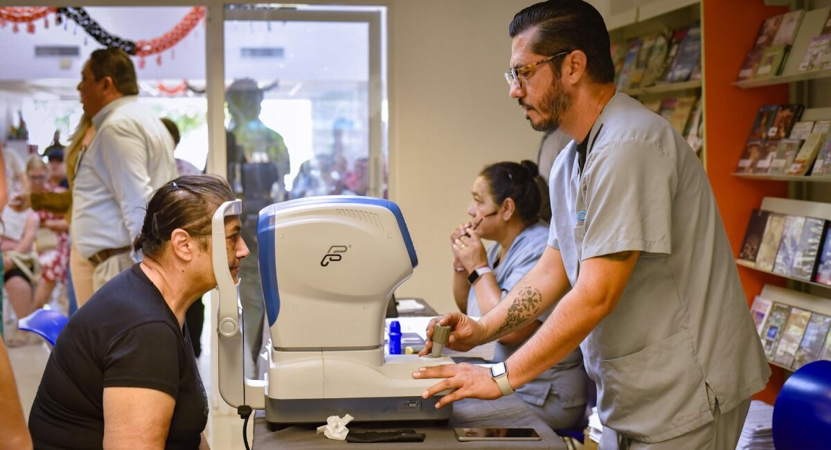 Ayuntamiento de Ahome y Beneficencia Pública entregan lentes gratuitos; 351 personas ya miran mejor