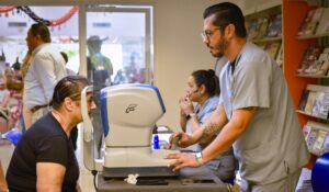 Ayuntamiento de Ahome y Beneficencia Pública entregan lentes gratuitos; 351 personas ya miran mejor