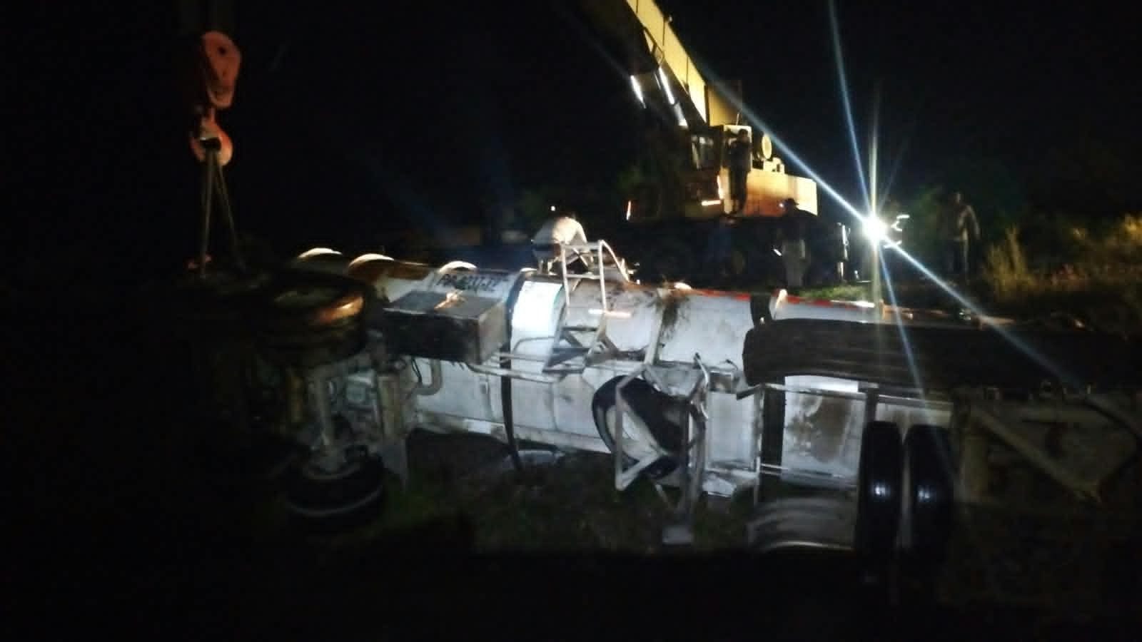Liberan la carretera Libramiento Oriente tras estar cerrada más de 24 horas por accidente de pipa cargada de gasolina en Ohuira