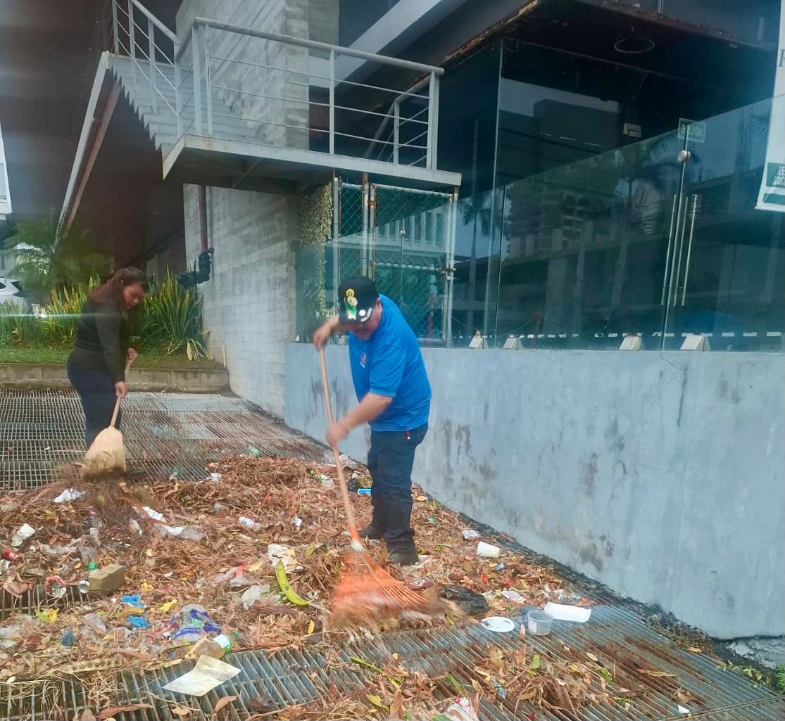 Tras las lluvias, limpian alcantarillas para evitar más inundaciones en Mazatlán