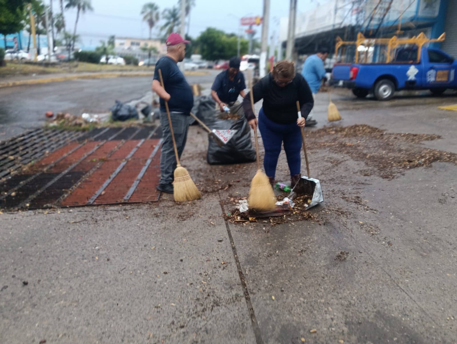 Tras las lluvias, limpian alcantarillas para evitar más inundaciones en Mazatlán