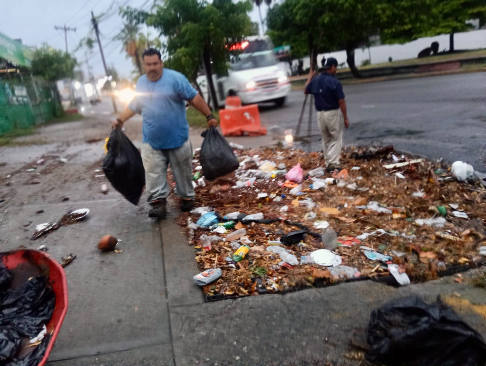Tras las lluvias, limpian alcantarillas para evitar más inundaciones en Mazatlán