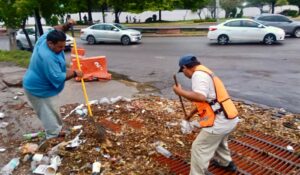 Tras las lluvias, limpian alcantarillas para evitar más inundaciones en Mazatlán, Sinaloa