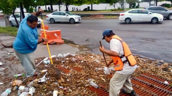 Tras las lluvias, limpian alcantarillas para evitar más inundaciones en Mazatlán, Sinaloa