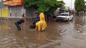 limpian alcantarillas de los mochis tras lluvias registradas ahome