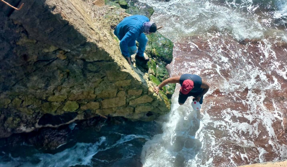 Labores de limpieza en ducto que conecta Laguna del Camarón con avenida Insurgentes, Mazatlán