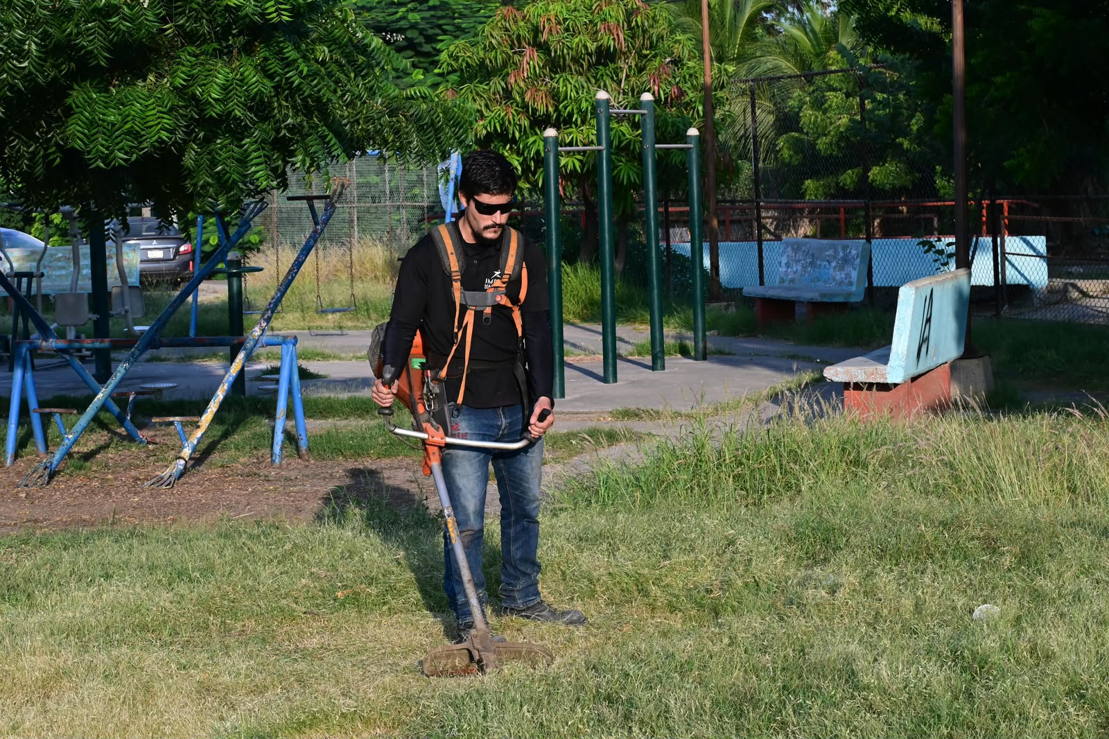 Limpieza de campo deportivo en Ampliación Villa Verde, Mazatlán