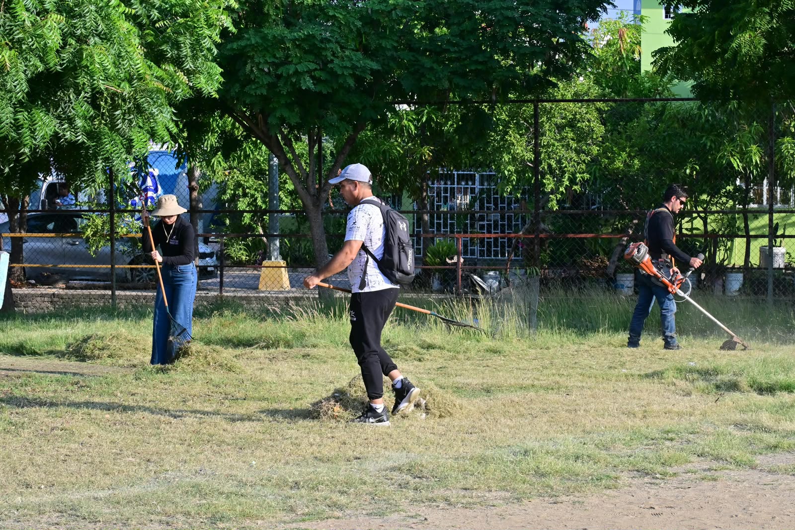 Limpieza de campo deportivo en Villa Verde, Mazatlán