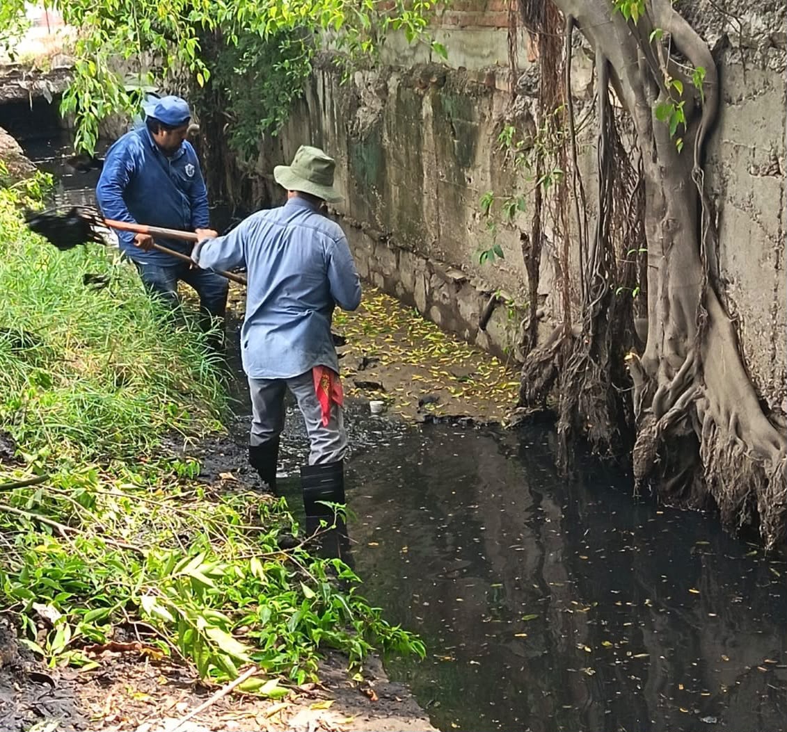 Limpieza de canales en Mazatlán ante lluvias por el huracán Simón