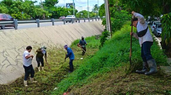 Simón amenaza con lluvias y Mazatlán, Sinaloa, limpia canales en seis puntos para evitar inundaciones