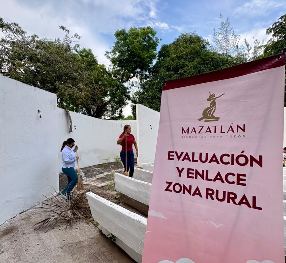 Limpieza del teatro del pueblo en El Quelite, Mazatlán