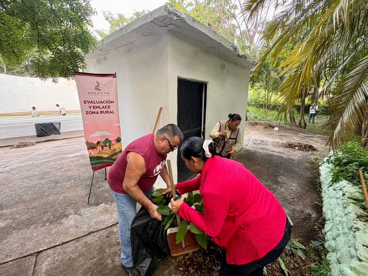 Limpieza del teatro del pueblo en El Quelite, Mazatlán