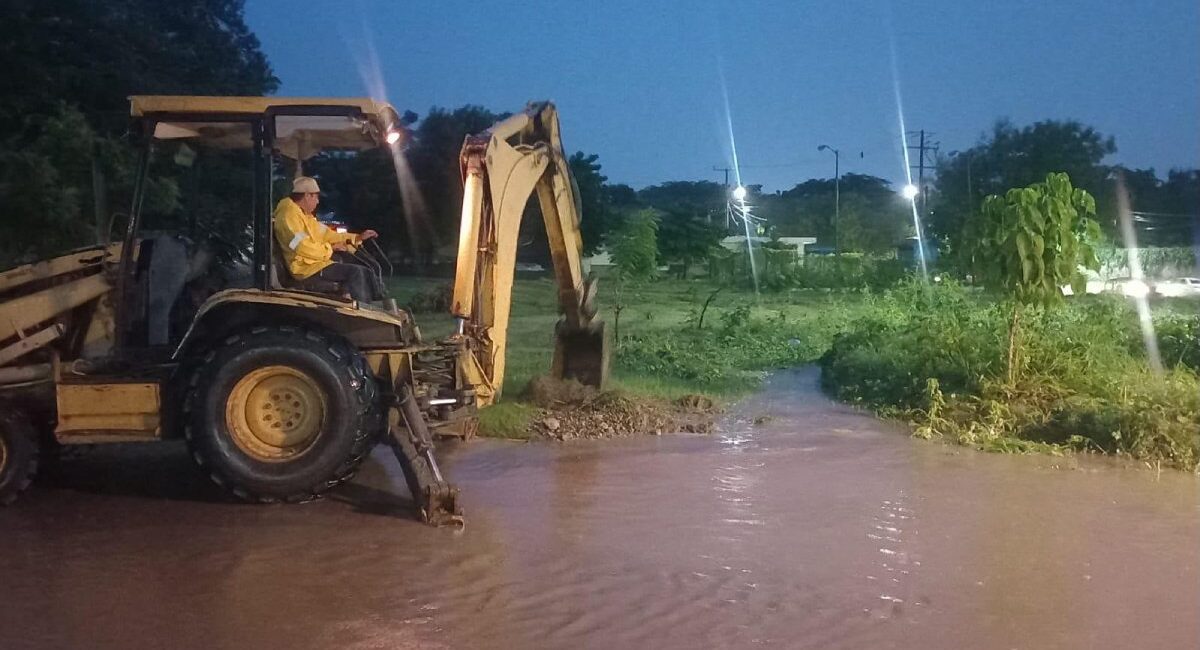 Limpian canal Genaro Estrada en Mazatlán, Sinaloa, para evitar obstrucciones durante las lluvias