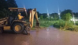Limpian canal Genaro Estrada en Mazatlán, Sinaloa, para evitar obstrucciones durante las lluvias