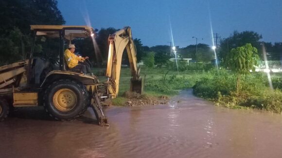 Limpian canal Genaro Estrada en Mazatlán, Sinaloa, para evitar obstrucciones durante las lluvias