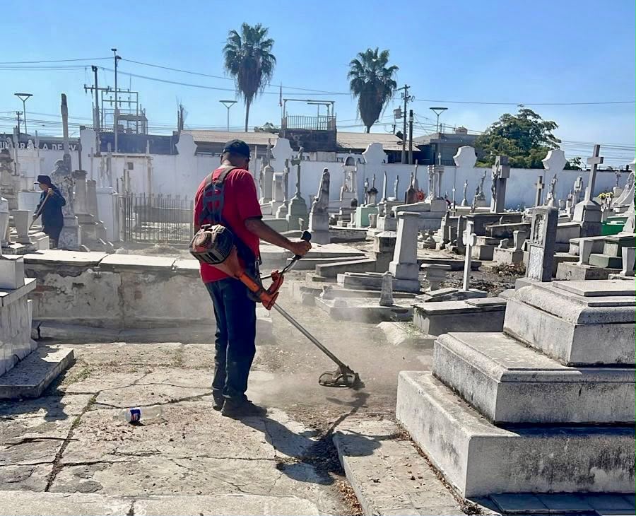 Limpieza en panteones de Mazatlán