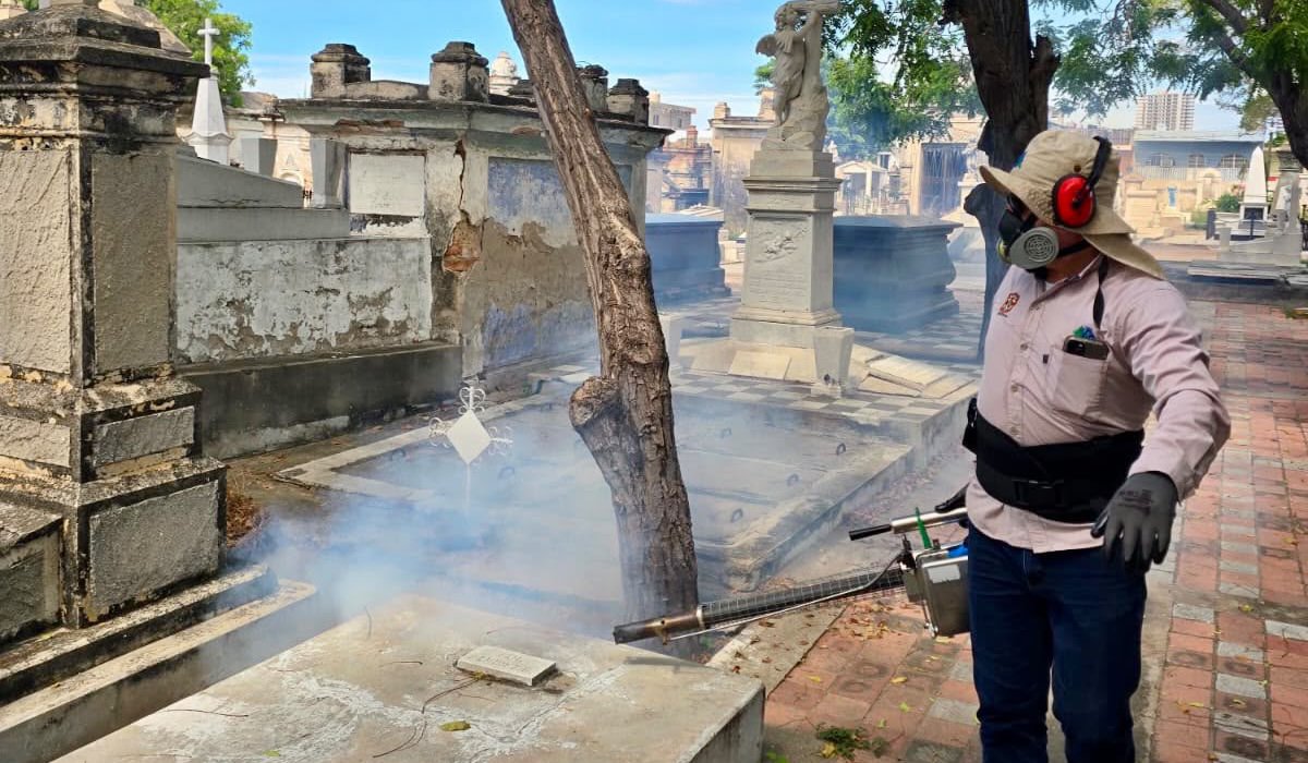 Limpieza en panteón de Mazatlán