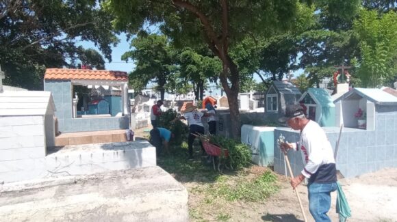 Preparan cinco panteones municipales de Mazatlán, Sinaloa, para recibir visitantes durante el Día de Muertos