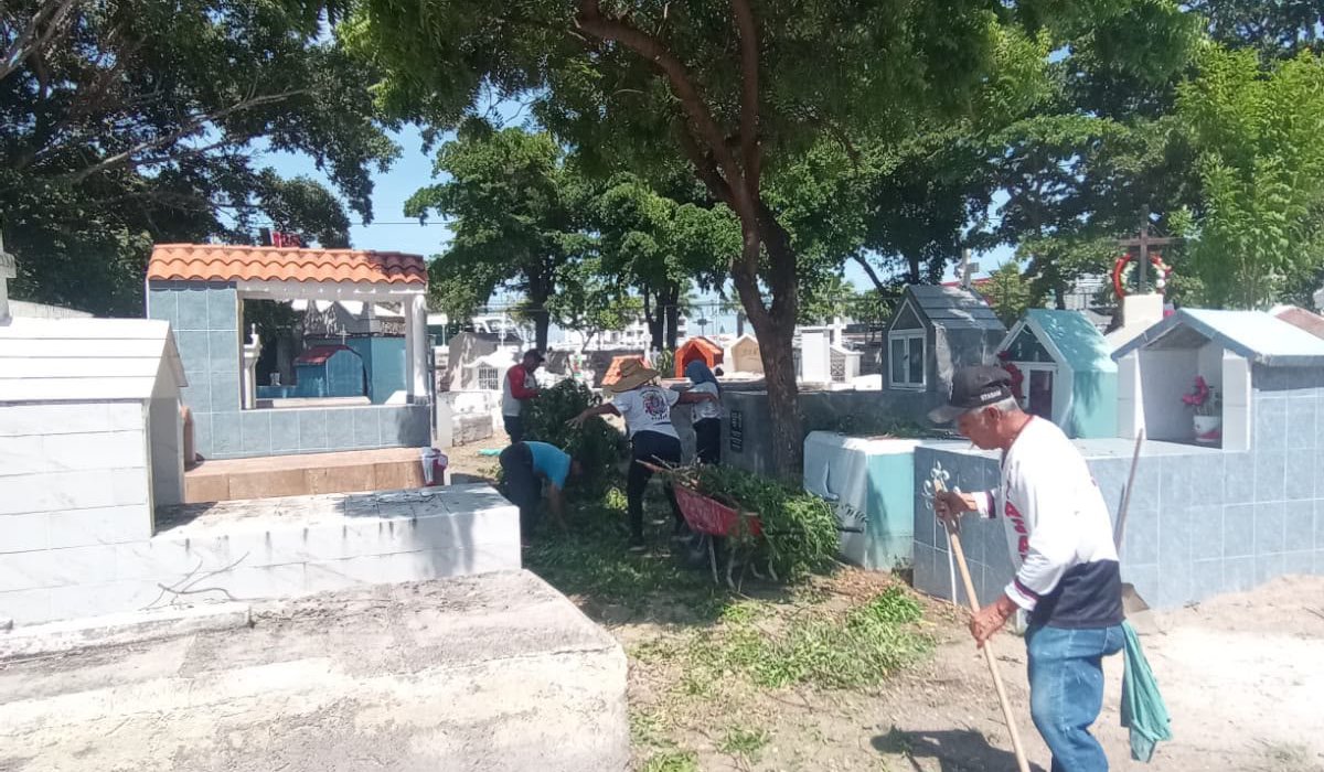 Limpieza en panteón de Mazatlán