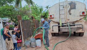 Refuerzan con pipas el abasto de agua en Campo 35 y La Genoveva en El Fuerte, Sinaloa