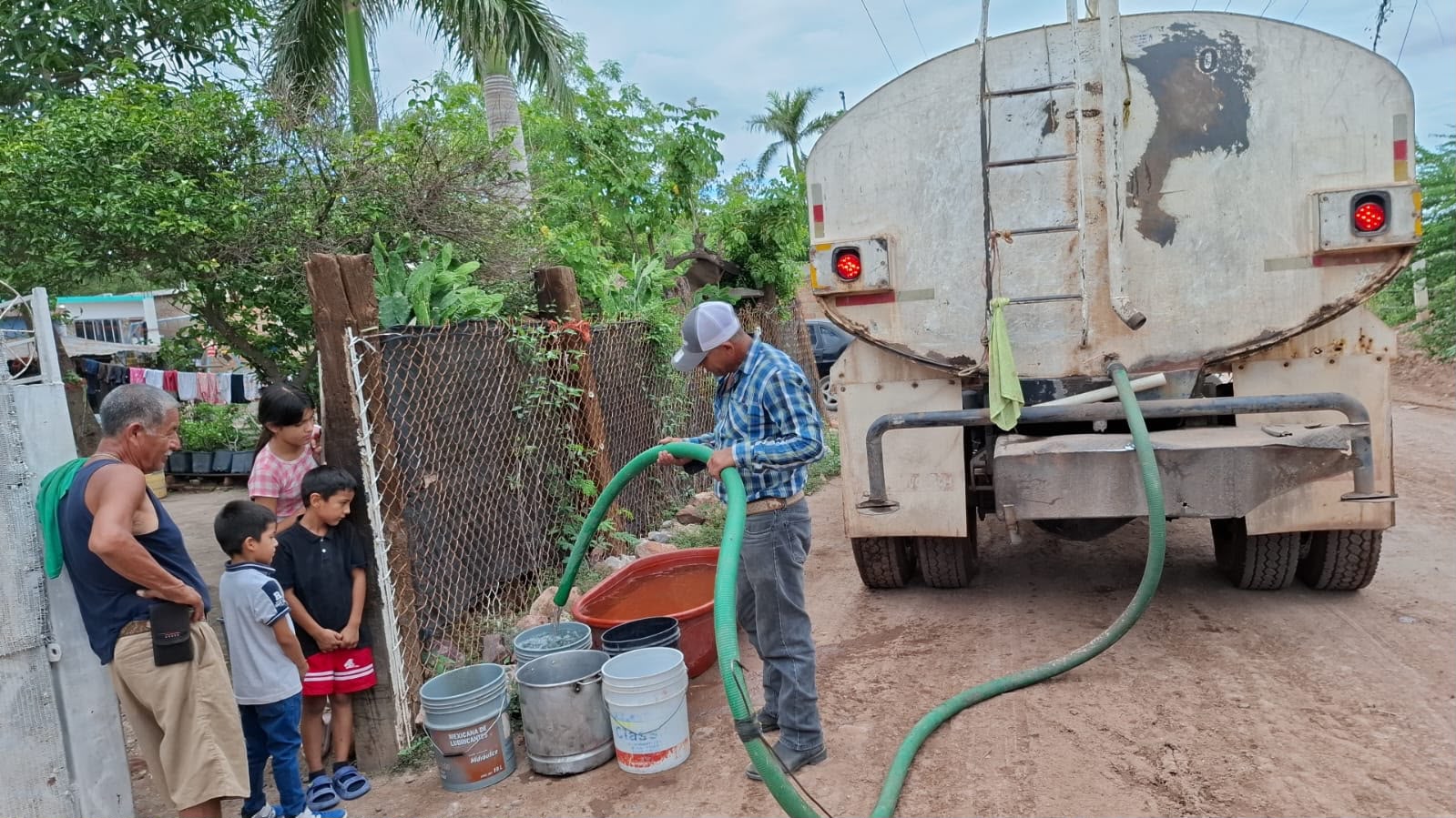 Llevan agua potable en pipas al Campo 35 y La Genovena, en El Fuerte