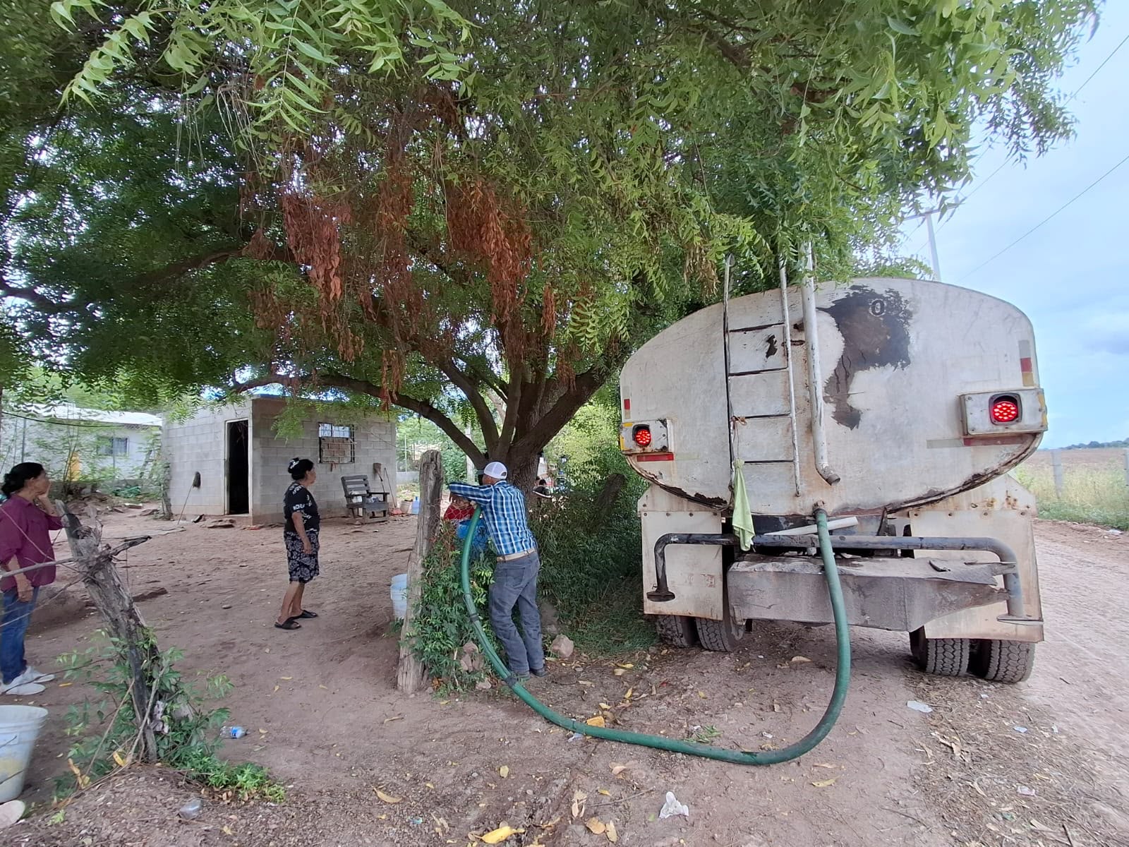 Llevan agua potable en pipas al Campo 35 y La Genovena, en El Fuerte