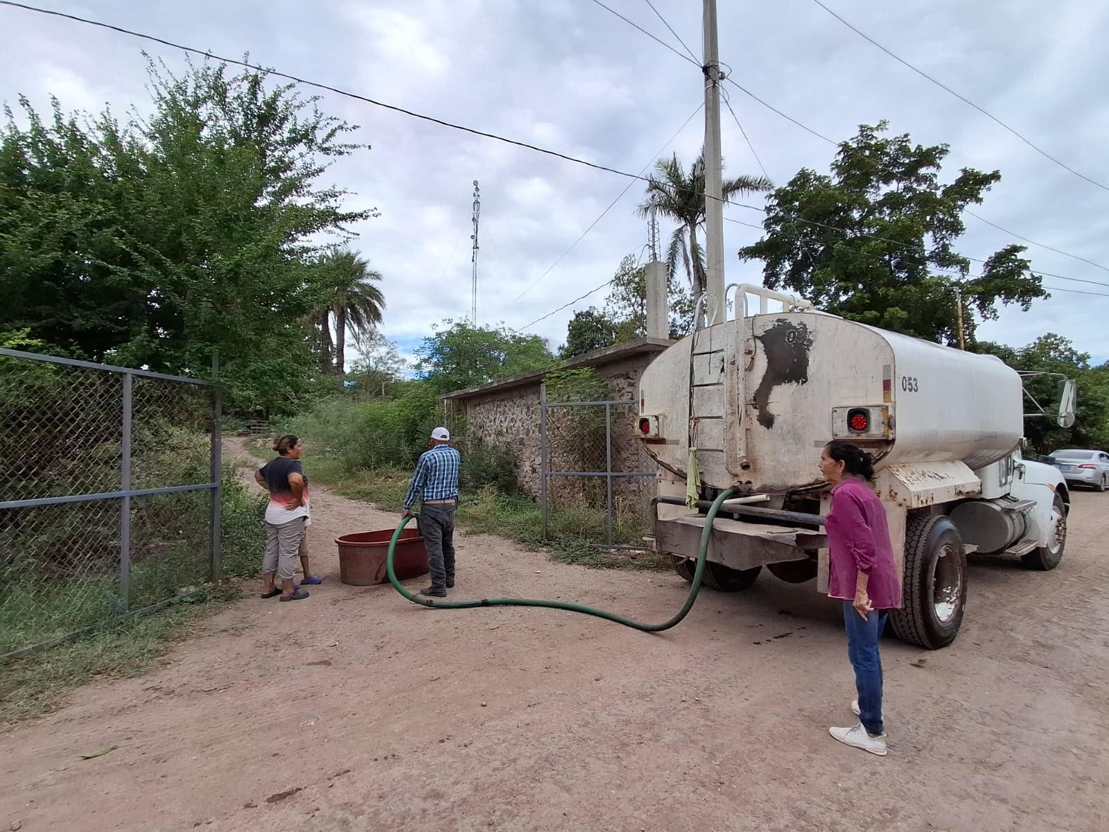 Llevan agua potable en pipas al Campo 35 y La Genovena, en El Fuerte