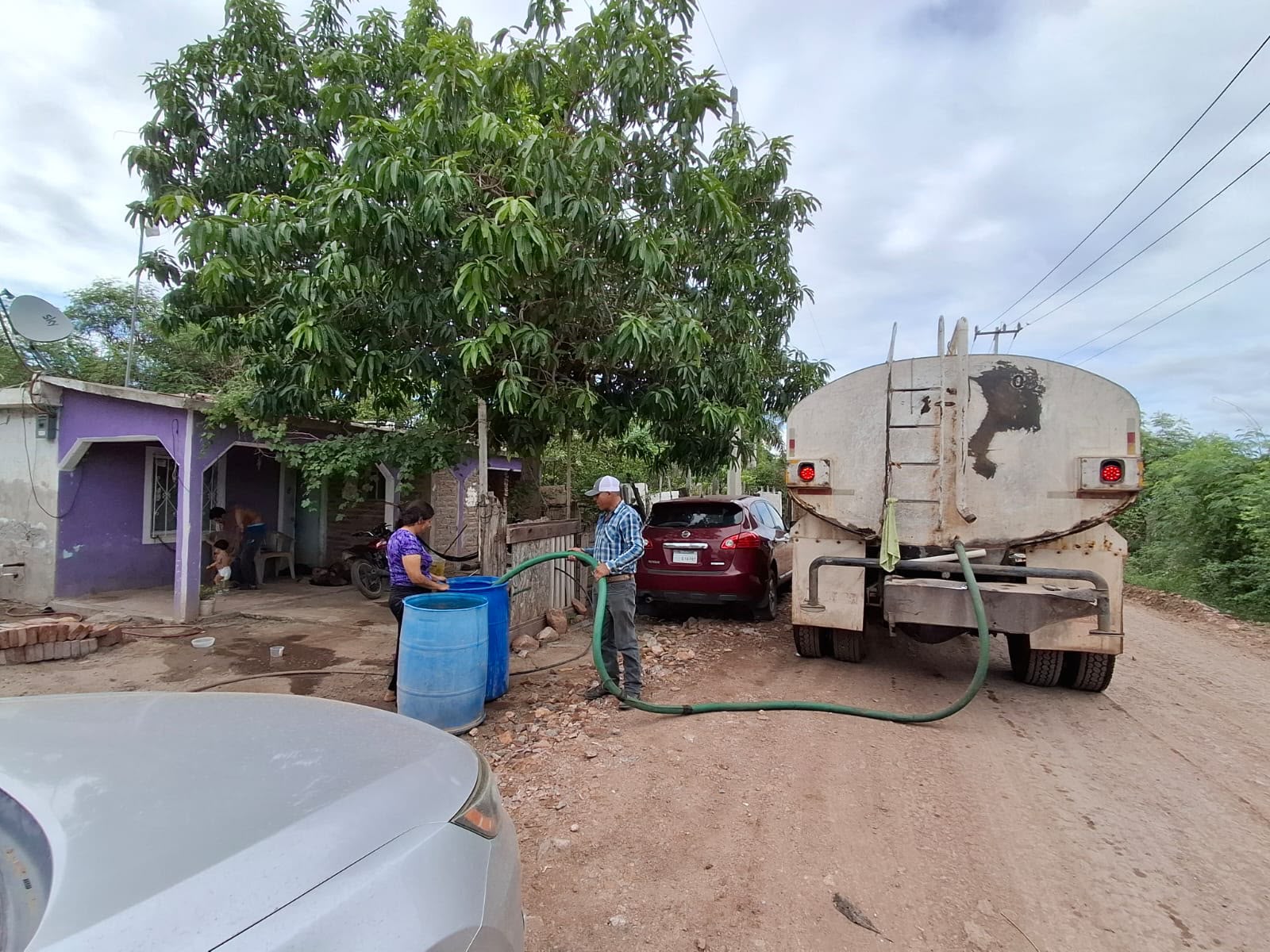 Llevan agua potable en pipas al Campo 35 y La Genovena, en El Fuerte