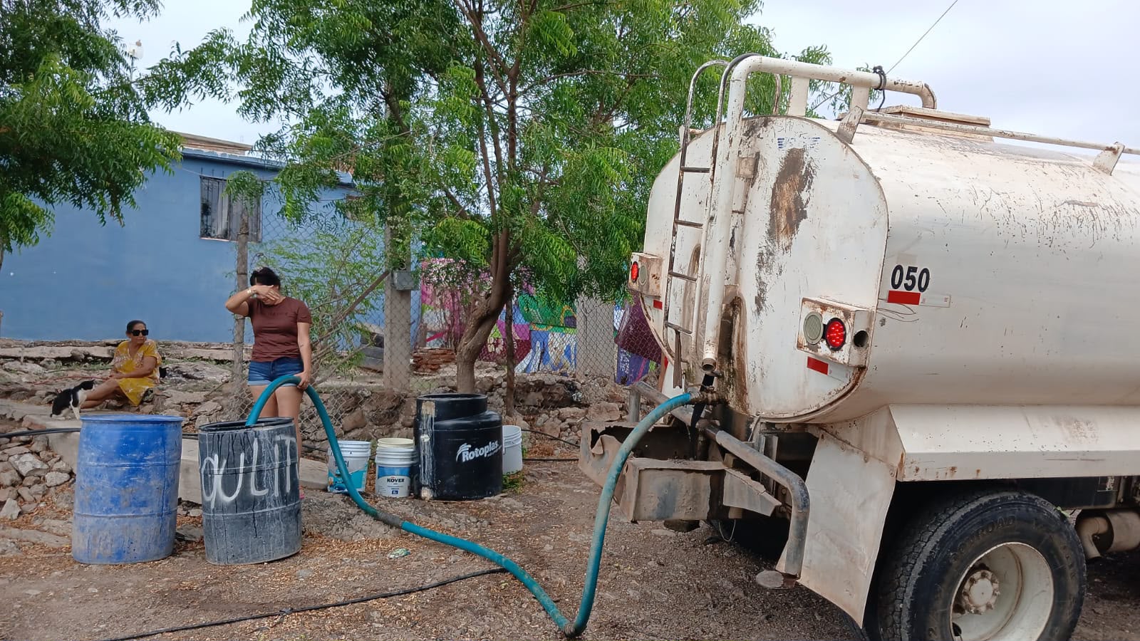 Llevan agua potable en pipas al Campo 35 y La Genovena, en El Fuerte