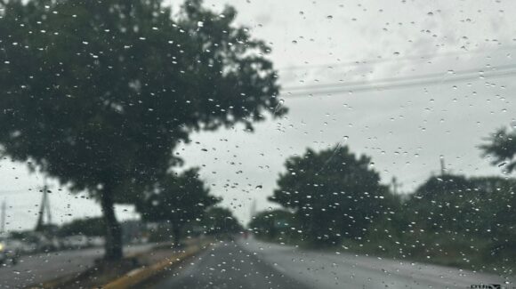 ¡No da tregua la lluvia en Mazatlán, Sinaloa! Prevén hasta 75 milímetros y fuertes vientos para este miércoles