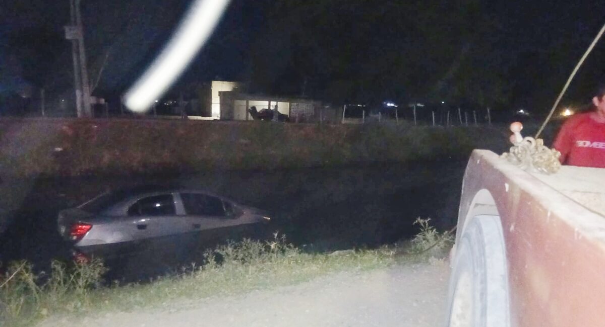 Reportan supuesto despojo de vehículo con cuchillo y lo localizan dentro de un canal en Los Mochis, Sinaloa