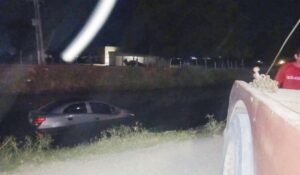 Reportan supuesto despojo de vehículo con cuchillo y lo localizan dentro de un canal en Los Mochis, Sinaloa