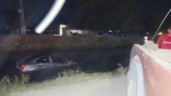 Reportan supuesto despojo de vehículo con cuchillo y lo localizan dentro de un canal en Los Mochis, Sinaloa