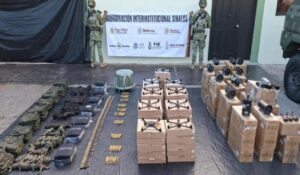 Localizan y aseguran 48 drones, uniformes de sicarios y equipo táctico en Rosario, Sinaloa