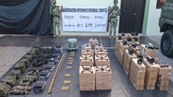 Localizan y aseguran 48 drones, uniformes de sicarios y equipo táctico en Rosario, Sinaloa