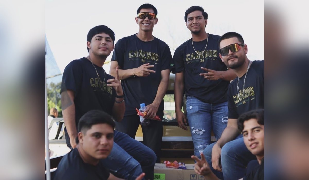 Los Cañeros de Los Mochis en desfile