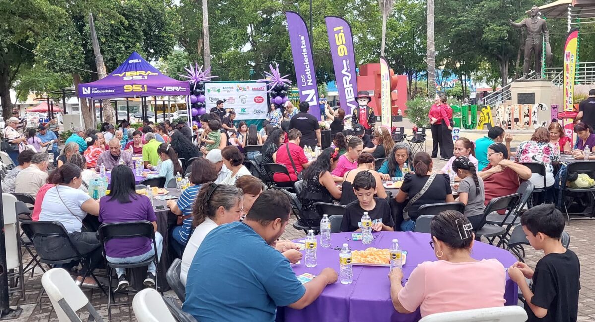 Mariconcho y Kareli Beltrán reúnen a decenas de familias en la plazuela de Guamúchil con la “Lotería del Terror”