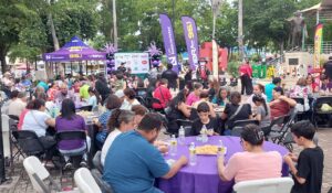 Mariconcho y Kareli Beltrán reúnen a decenas de familias en la plazuela de Guamúchil con la “Lotería del Terror”