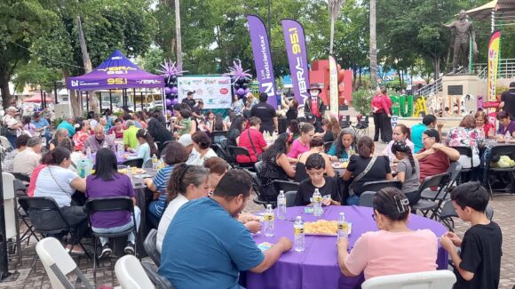 Mariconcho y Kareli Beltrán reúnen a decenas de familias en la plazuela de Guamúchil con la “Lotería del Terror”
