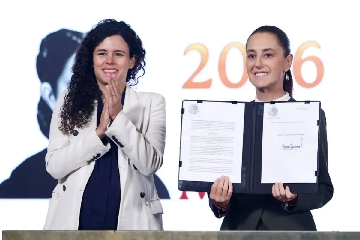Luisa María Alcalde y Claudia Sheinbaum tras la firma del decreto para las plataformas digitales