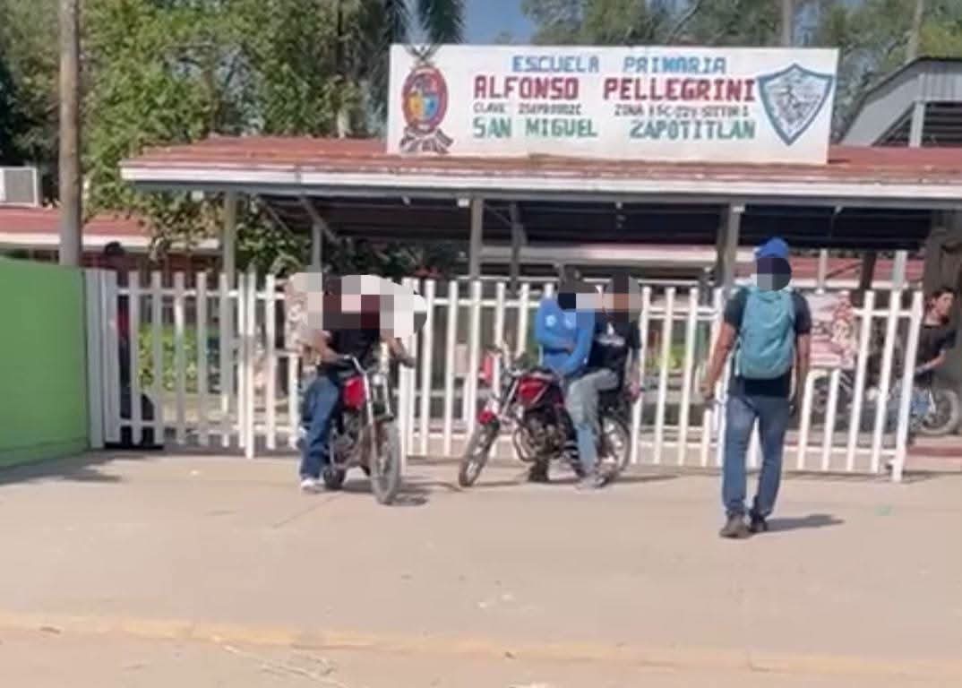 Jóvenes "macheteros" se enfrentan en riña a las afueras de una escuela en San Miguel Zapotitlán, Ahome