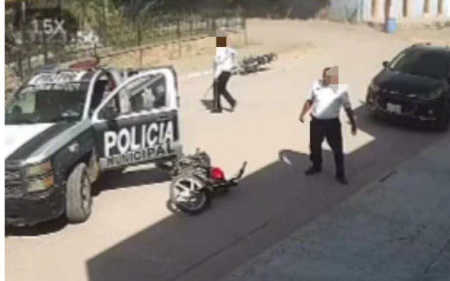 Jóvenes "macheteros" se enfrentan en riña a las afueras de una escuela en San Miguel Zapotitlán, Ahome