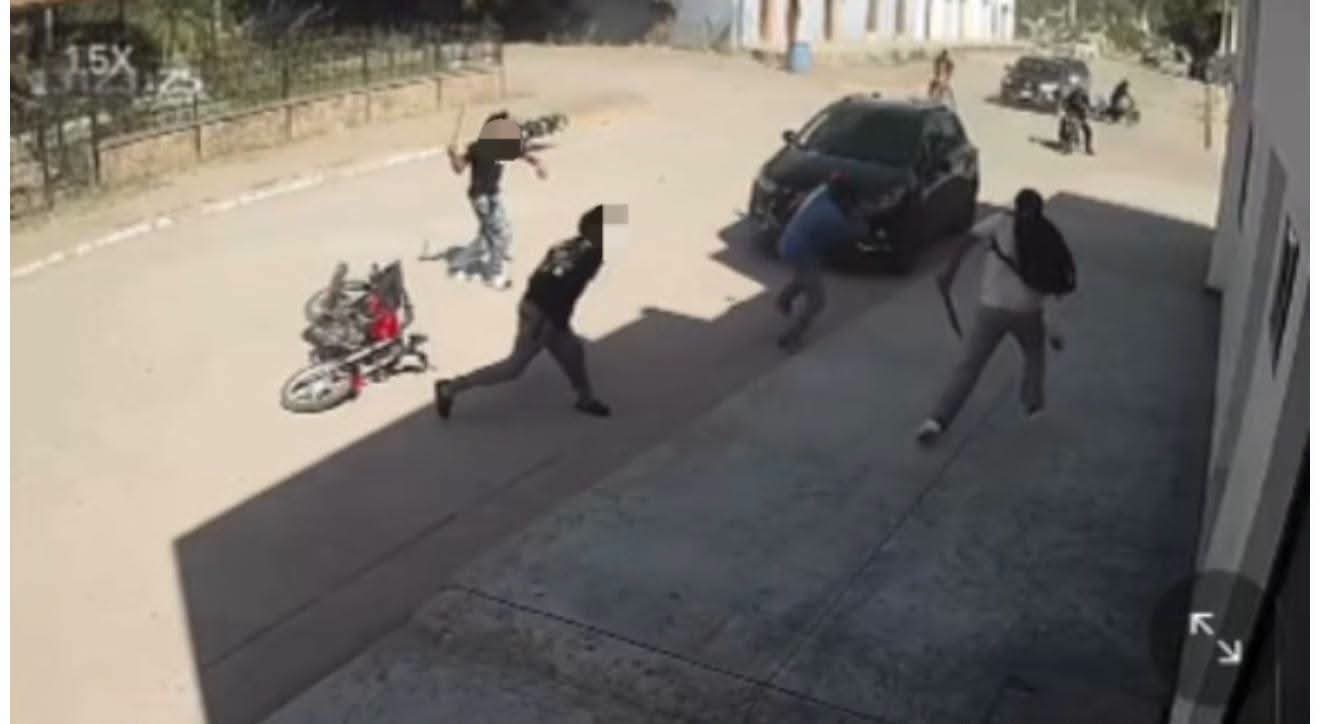 Jóvenes "macheteros" se enfrentan en riña a las afueras de una escuela en San Miguel Zapotitlán, Ahome